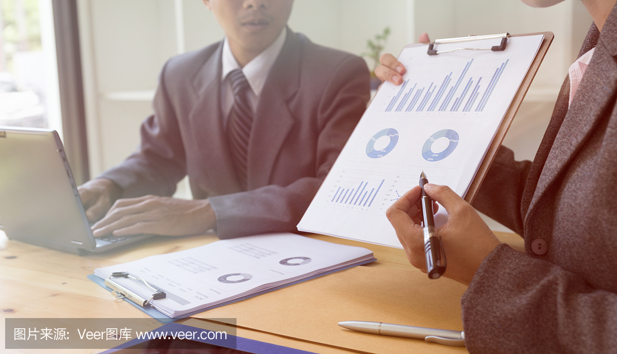 商務(wù)人員出席專業(yè)投資者的創(chuàng)業(yè)項目。財務(wù)經(jīng)理會議和討論分析數(shù)據(jù)的圖表和圖表顯示的結(jié)果。企業(yè)財務(wù)和營銷理念